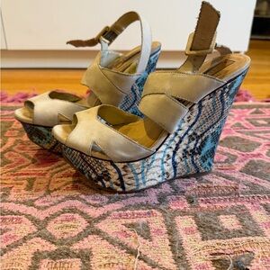 Schutz Snakeskin Print Platform Wedge Sandals – Neutral & Blue